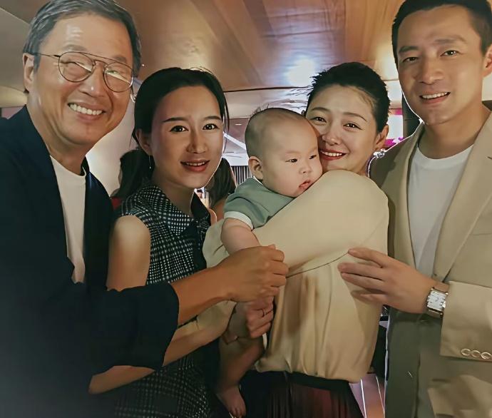 大S的身体底子不好，生完孩子整个人的面相都变了，长期吃素和保持美白的状态过早的掏