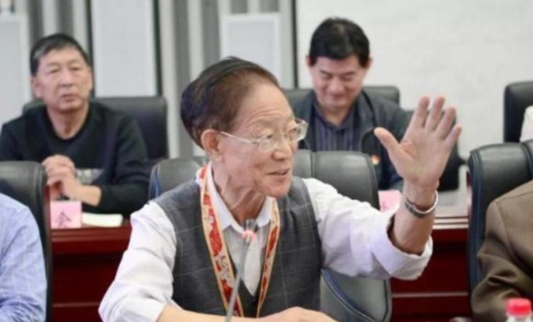 “我老了，不需要那么多钱。”2020年，一生抠门的大学教授王泽霖，却大手一挥捐出