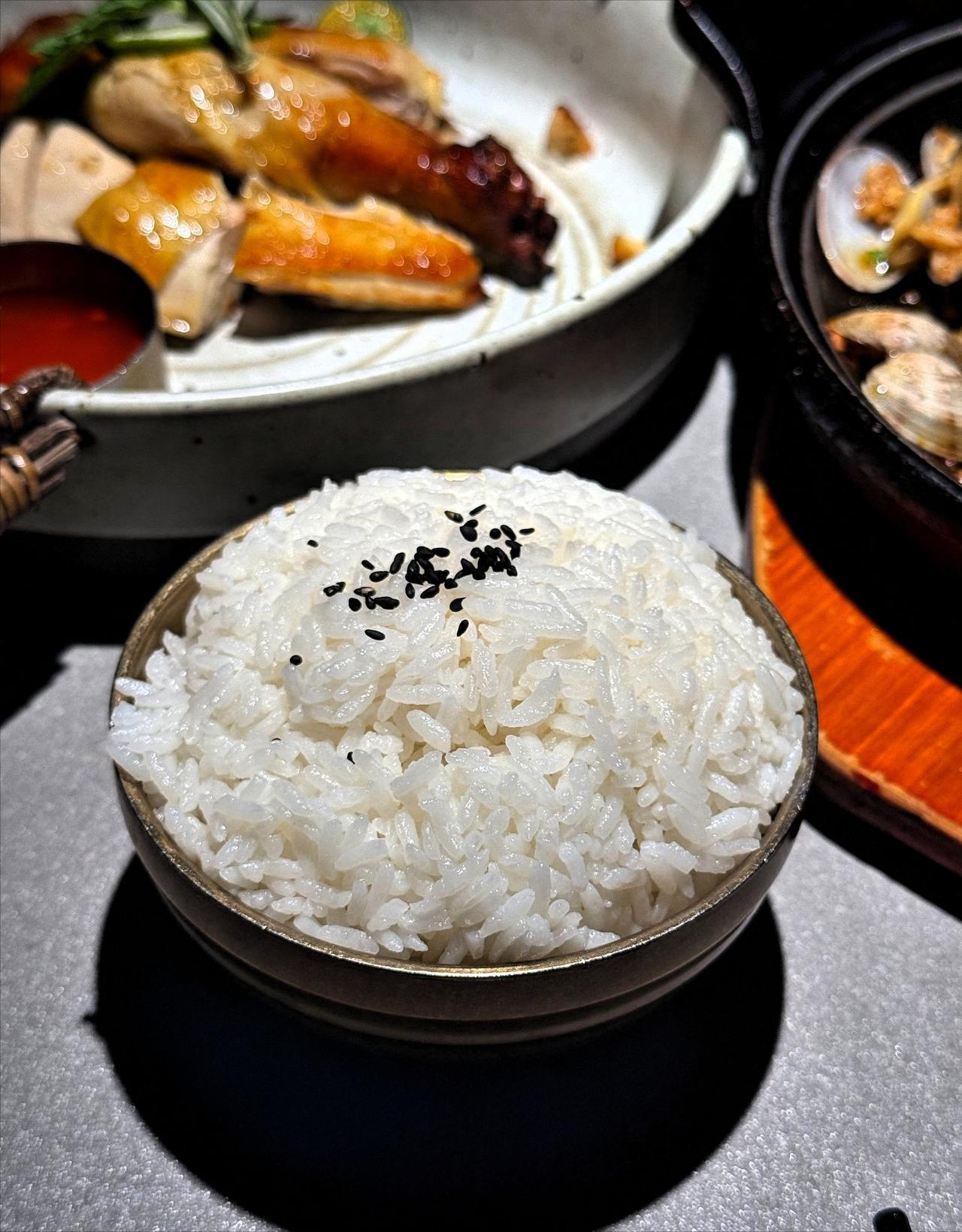 🌙陕西渭南华阴市，7名游客爬完华山后，拖着疲惫的身子找了家餐馆吃饭，几人饿到不