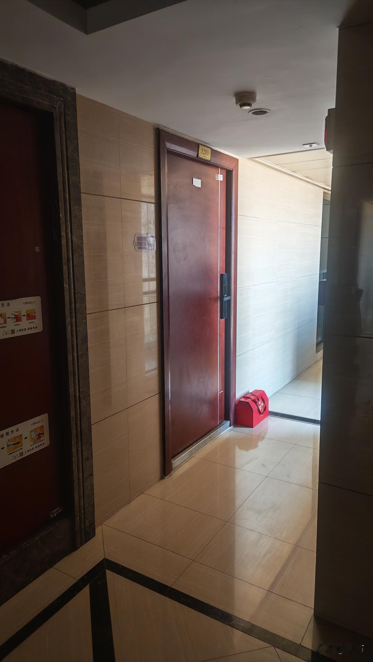 在杭州过年，发现一个不同于东北的现象，那就是在杭州，很少看到贴对联的。这几天放