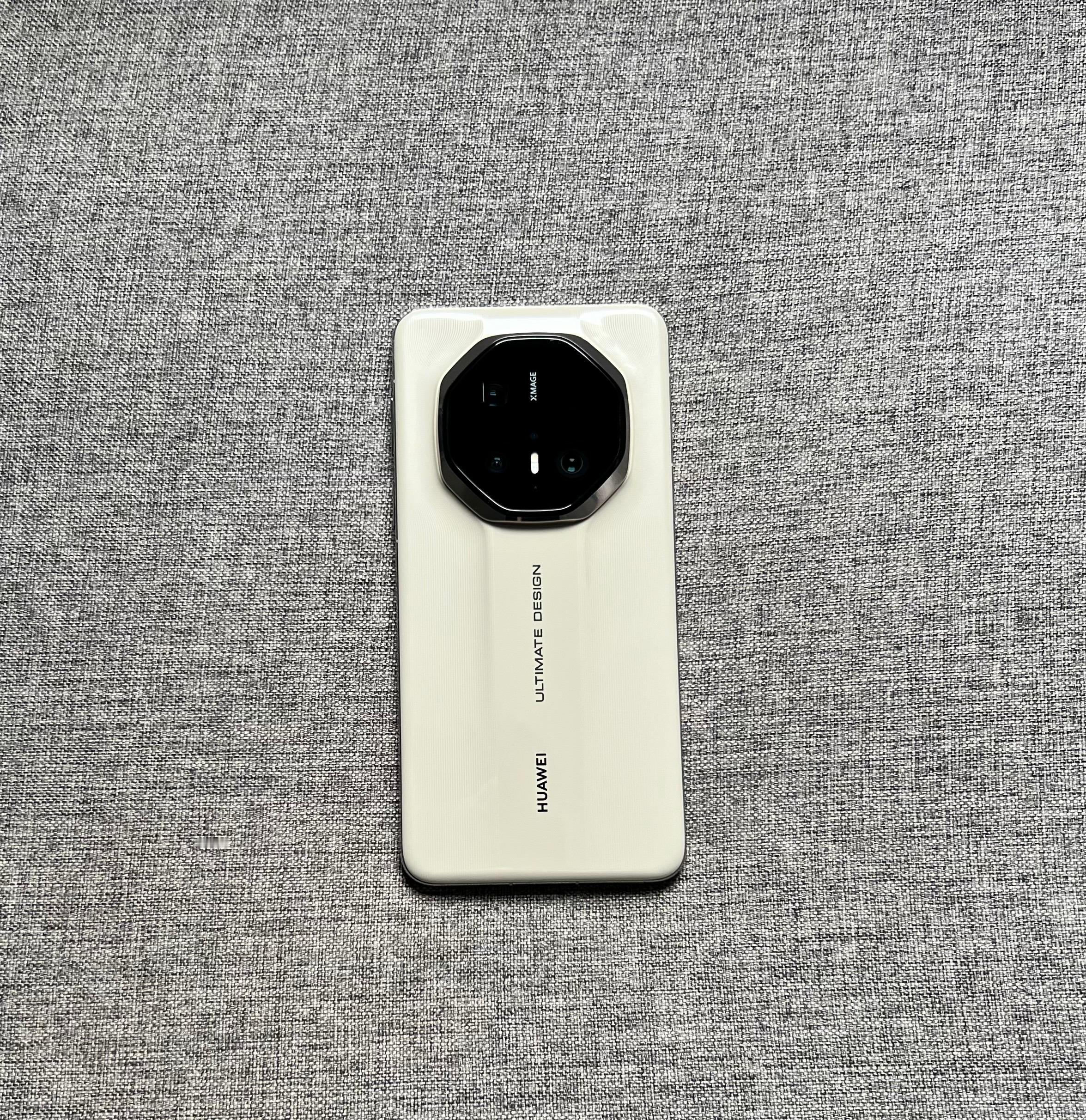 华为Mate70RS非凡大师16+512G皓白，屏幕靓，中框细微划痕，