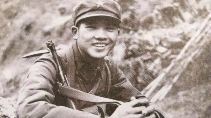 1979年，对越反击战中，一个战士奉命去前线送信，谁知他刚一赶到，就发现阵地已经