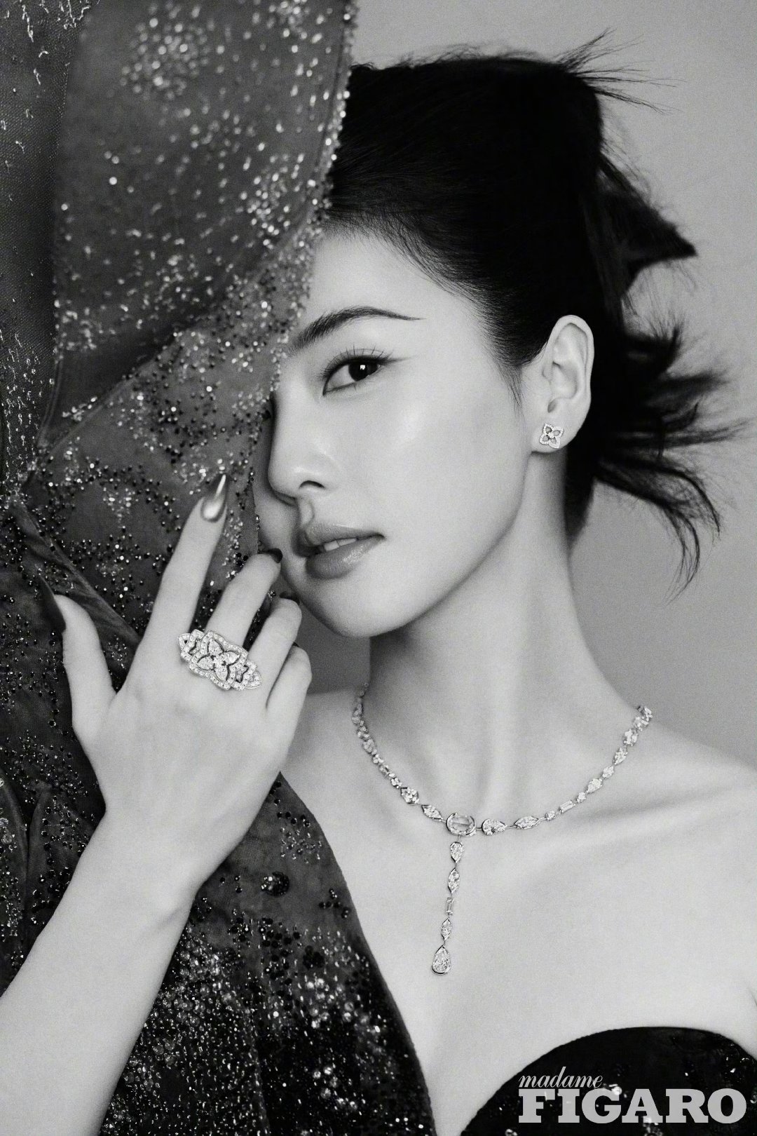 白鹿艾特闵塔鲨咱鹿姐这也太漂亮了吧....有几张是妆容问题还是后期修的问题，怎么