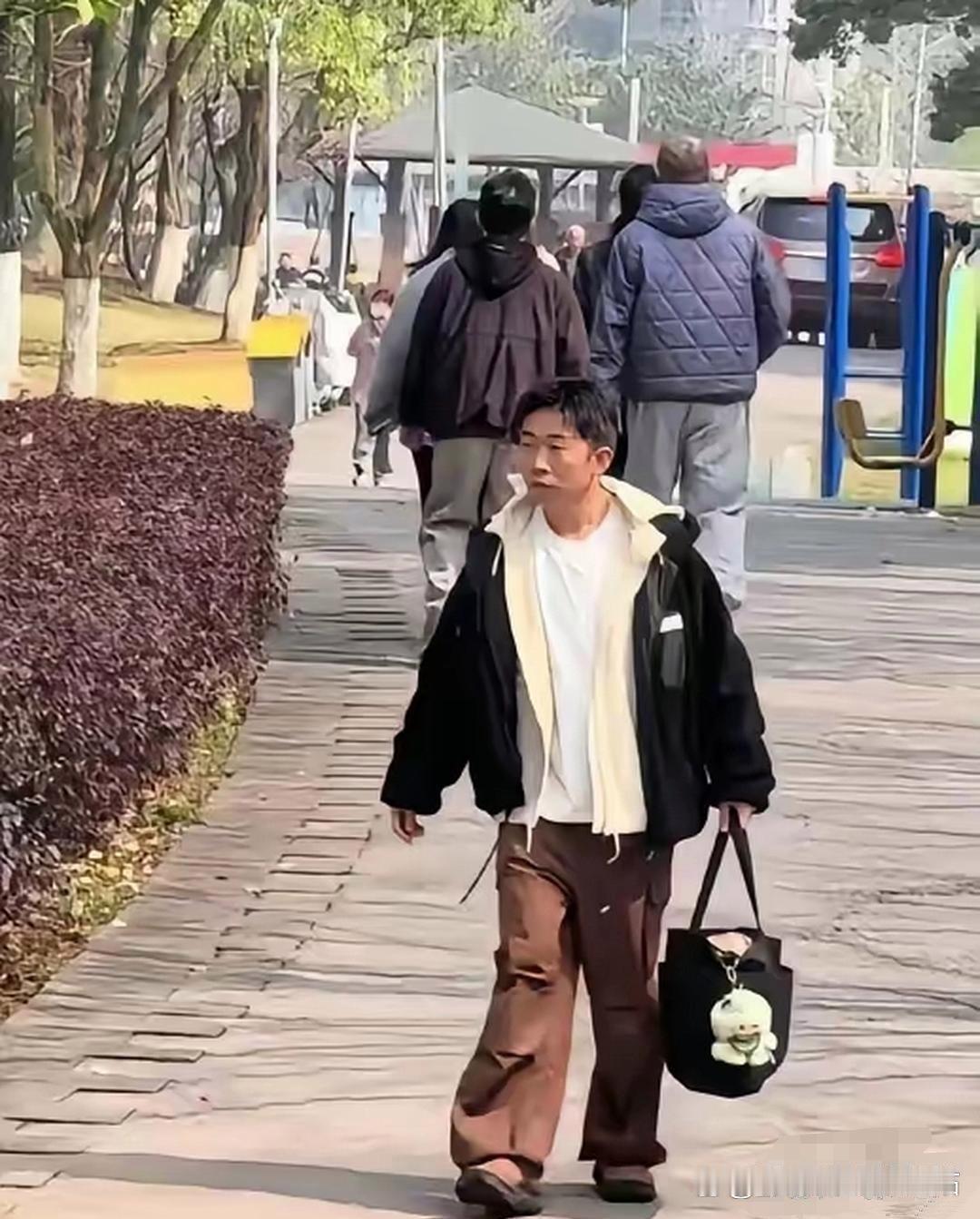 终于扒明白了，为什么杨迪总是一个人拎包，连个助理都不带。你以为他很闲？错了。何
