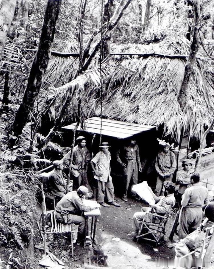 1958年卡斯特罗（左侧坐者）和他的指挥官在马埃斯特腊山检查作战计划军事历史全触