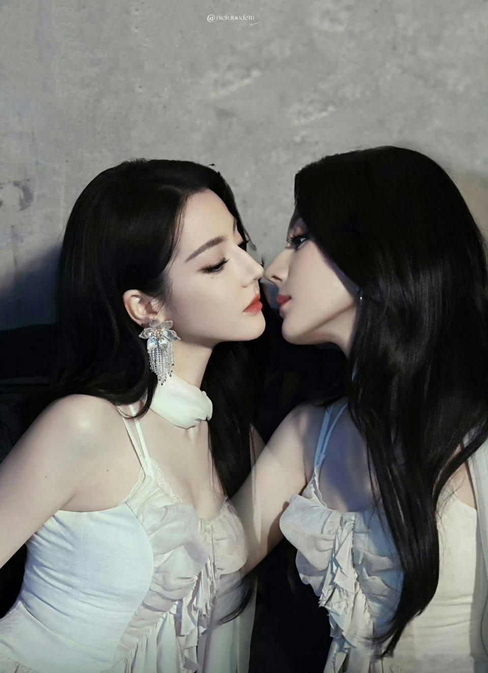 迪丽热巴眼窝立体到自带阴影热巴的骨相真的绝了，五官太优越了！眼窝深邃又立体，自带