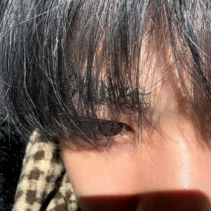 刘耀文把SAUCE画眉上，刘耀文六周年演唱会彩排照来啦，咱就说还得是这个耀文别出