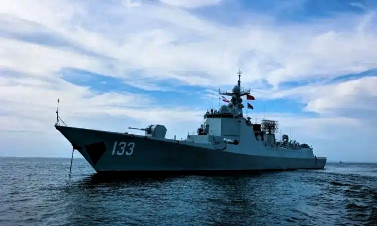 拿台海当走秀T台？日舰前脚刚下场，后脚自家后院就被133舰硬核打卡。东部战区