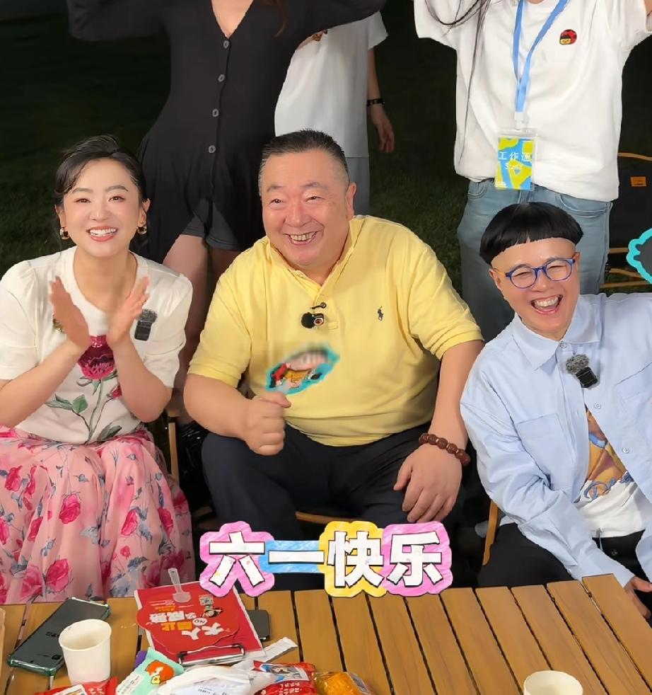 金龟子，董浩还有月亮姐姐三人六一同框露营聚餐，他们三个真是好多观众的童年回忆，过