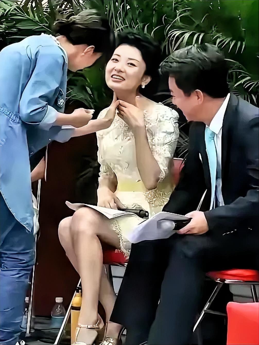 周涛朱军这张老照片，梦回央视黄金年代！周涛穿蕾丝裙笑得好甜，工作人员凑近补