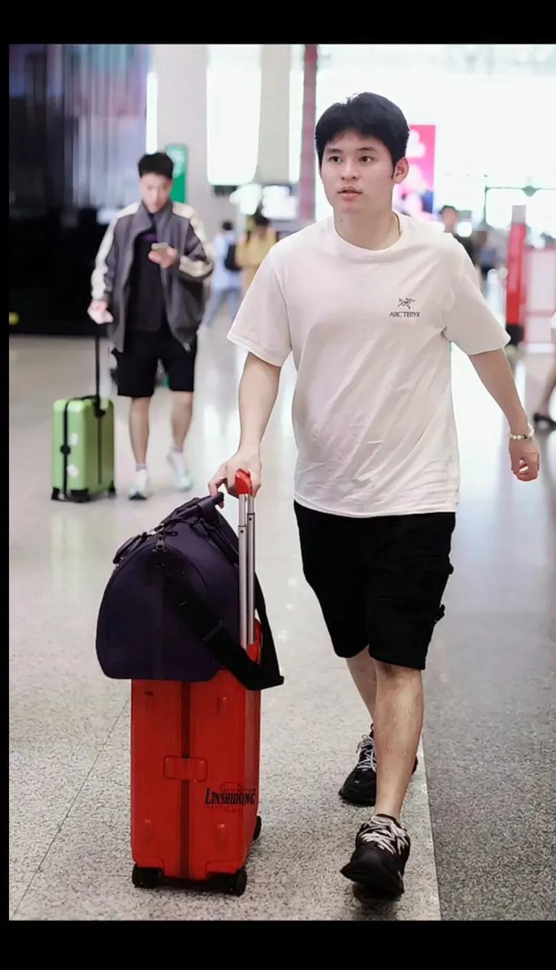 轻装上阵，开启新旅程！这是一个多么阳光和帅气的小伙子，小石头新疆加油！林诗栋