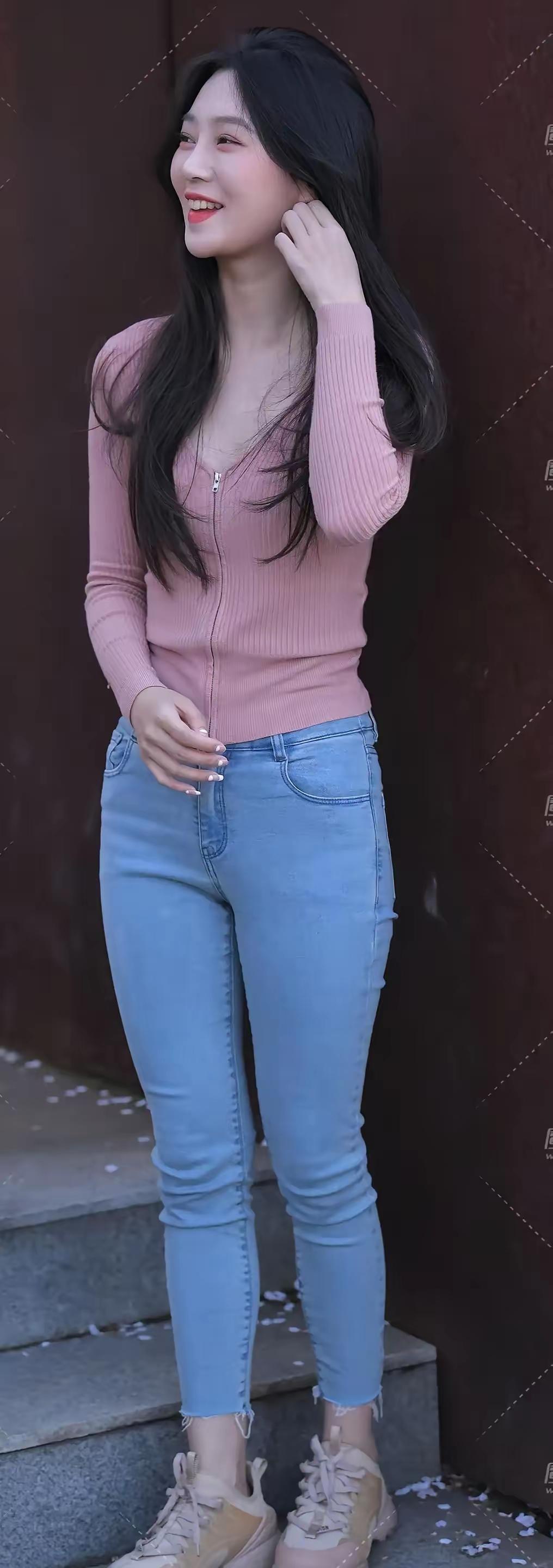 甜美少女风穿搭，粉色毛衣搭配浅蓝色牛仔裤，轻松自在！💕👗👖👟