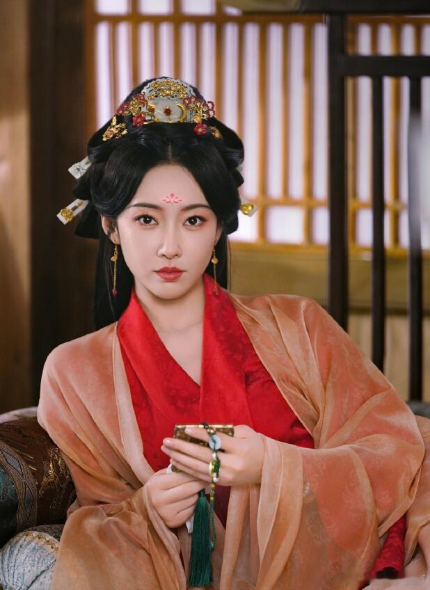 《折腰》：苏娥皇的权力迷狂与众生相在《折腰》里，苏娥皇曾风华绝代，如今却戴着黄金