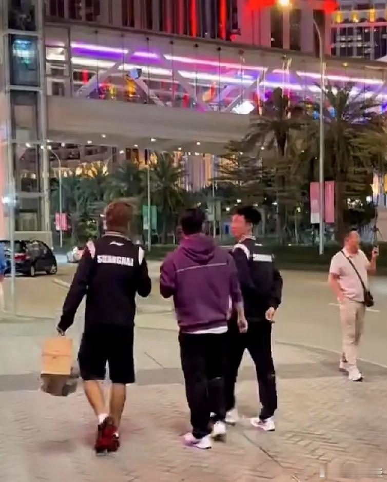 “世界第一的晚上，居然靠队友拎包？”——澳门街头，樊振东咬着冰淇淋，赵子豪左手右