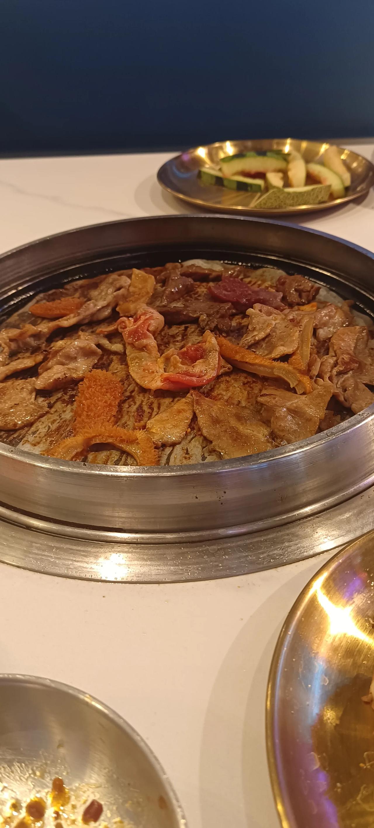 每次吃自助餐总想吃回本，每次吃完才发现自己是战五渣。今天后面那桌进的比我们早，但