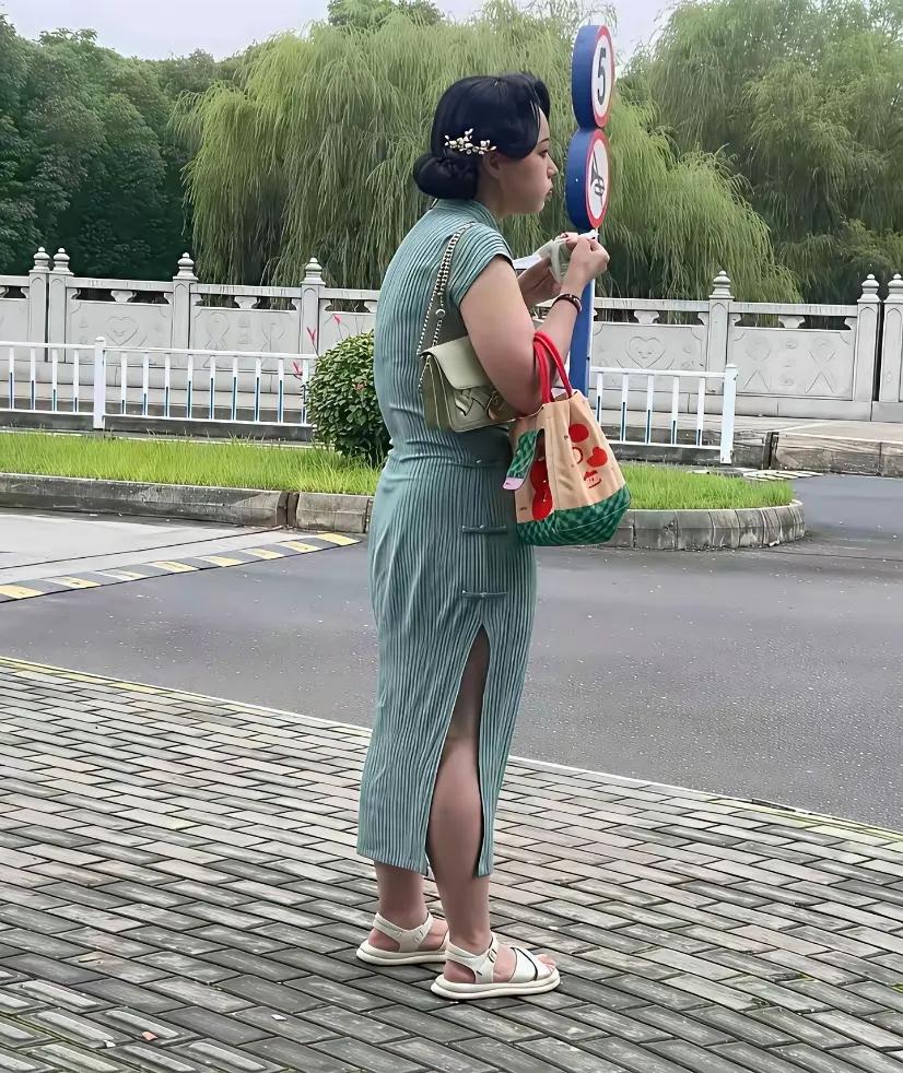 看来，并不是每个女人都适合穿旗袍。