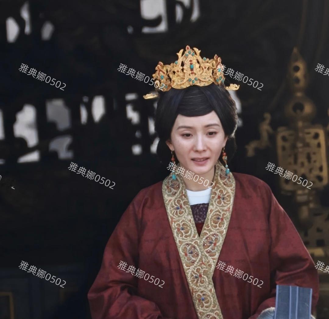 杨幂不用刻意化老年妆，法令纹凹腮是现成的，妆淡些年龄感就上来了。