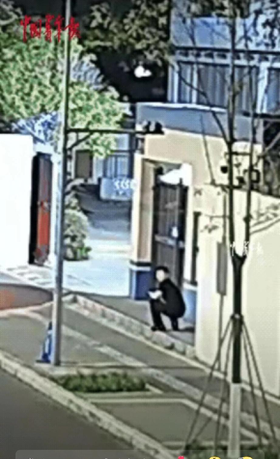 笑不活了！四川成都，一民警因为错过晚饭时间点了外卖，去拿外卖时却发现外卖不见了，