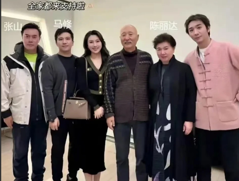 他舅舅是陈佩斯，外公是拿过影帝的大明星，爸爸也是国家一级演员，这么牛的家庭背景，