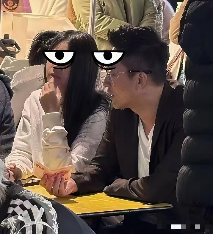 网友偶遇小菲带一家人湾湾夜市吃烧烤，小玥儿正脸照好清晰！发现这两孩子直接穿体恤，