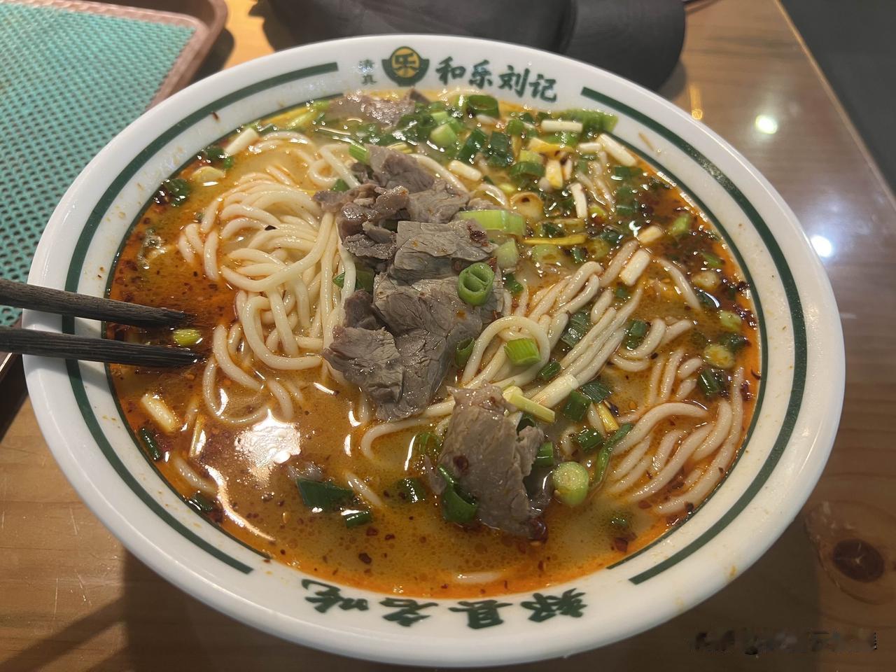 洛阳羊肉面13元一碗，还是个大店洛阳的物价还是便宜，一份上好的饸络面只有1