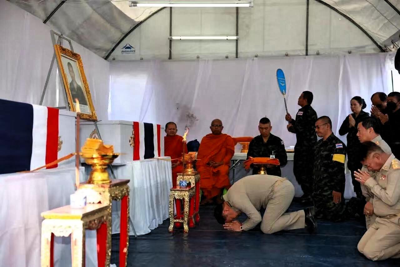 泰国总理阿努廷下跪16日泰军在进攻柬军350高地时失败，两名士兵为了掩护战后