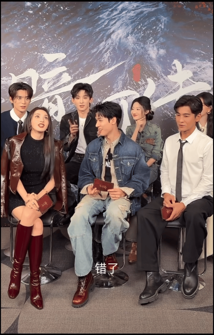 彭小苒被龚俊喷到口水的反应彭小苒这反应太会了龚俊sorry三连笑不活了[笑c