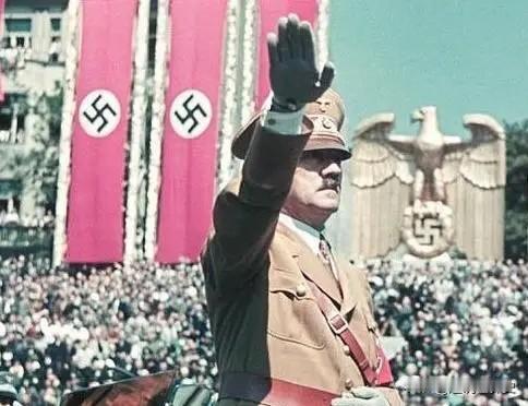 历史老照片：希特勒在波兰阅兵1939年10月，纳粹德国与苏联瓜分波兰后，希特