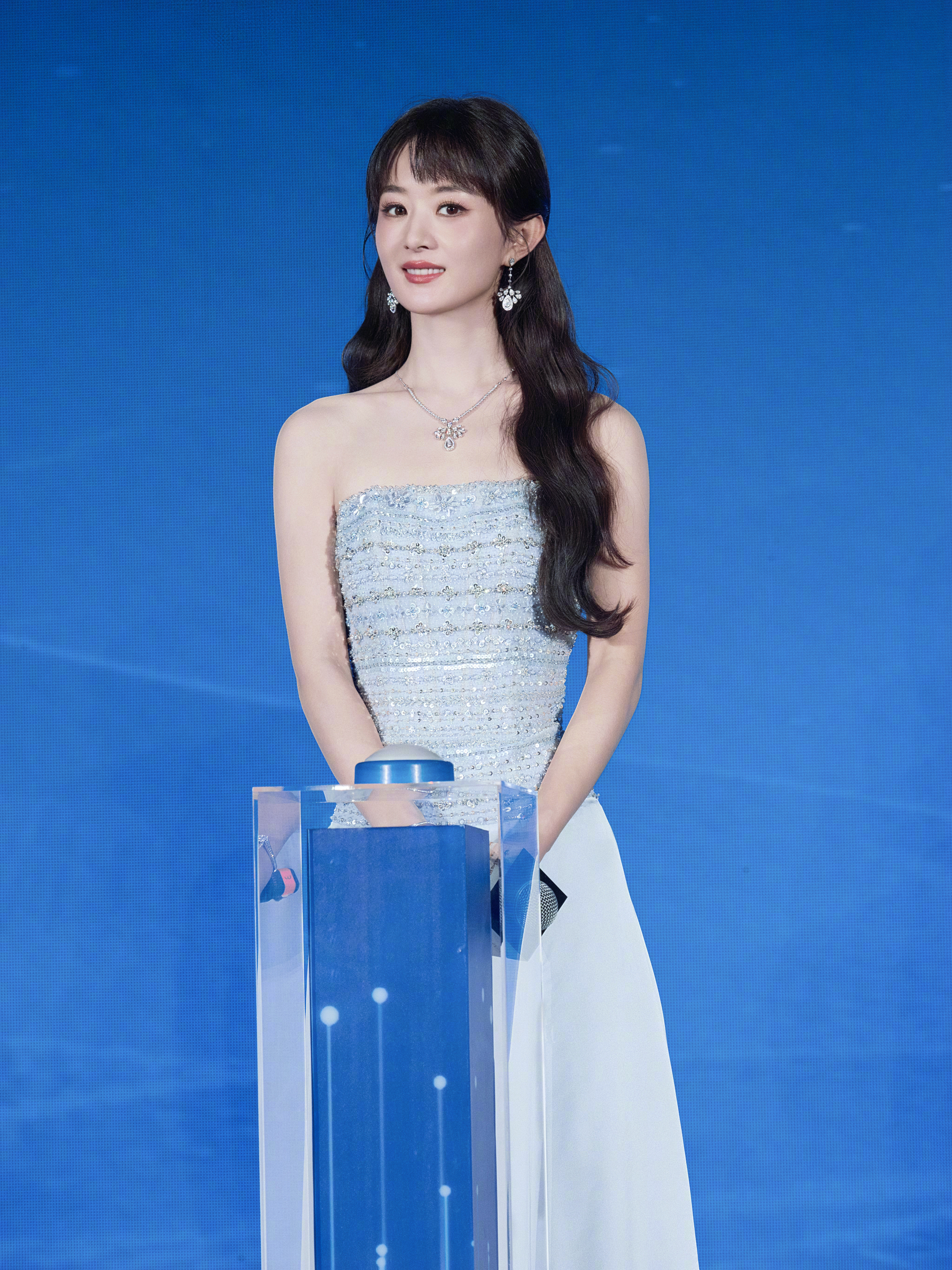 赵丽颖沁园年会 赵丽颖现身沁园年会的造型太鲨了！裸肩蓝裙自带清新滤镜，利落剪裁把