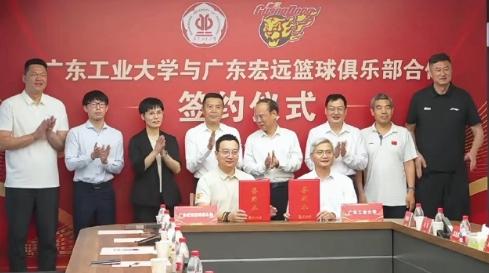 广东宏远和广东工业大学的合作签约仪式，杜峰和朱芳雨分列两边，像极了两个护法大使。