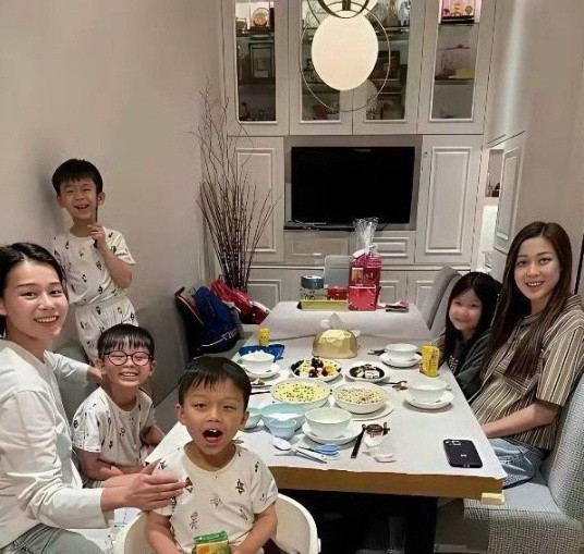 在寸土寸金的香港，贵为视后也难买豪宅，你看胡杏儿和钟嘉欣聚餐​​​