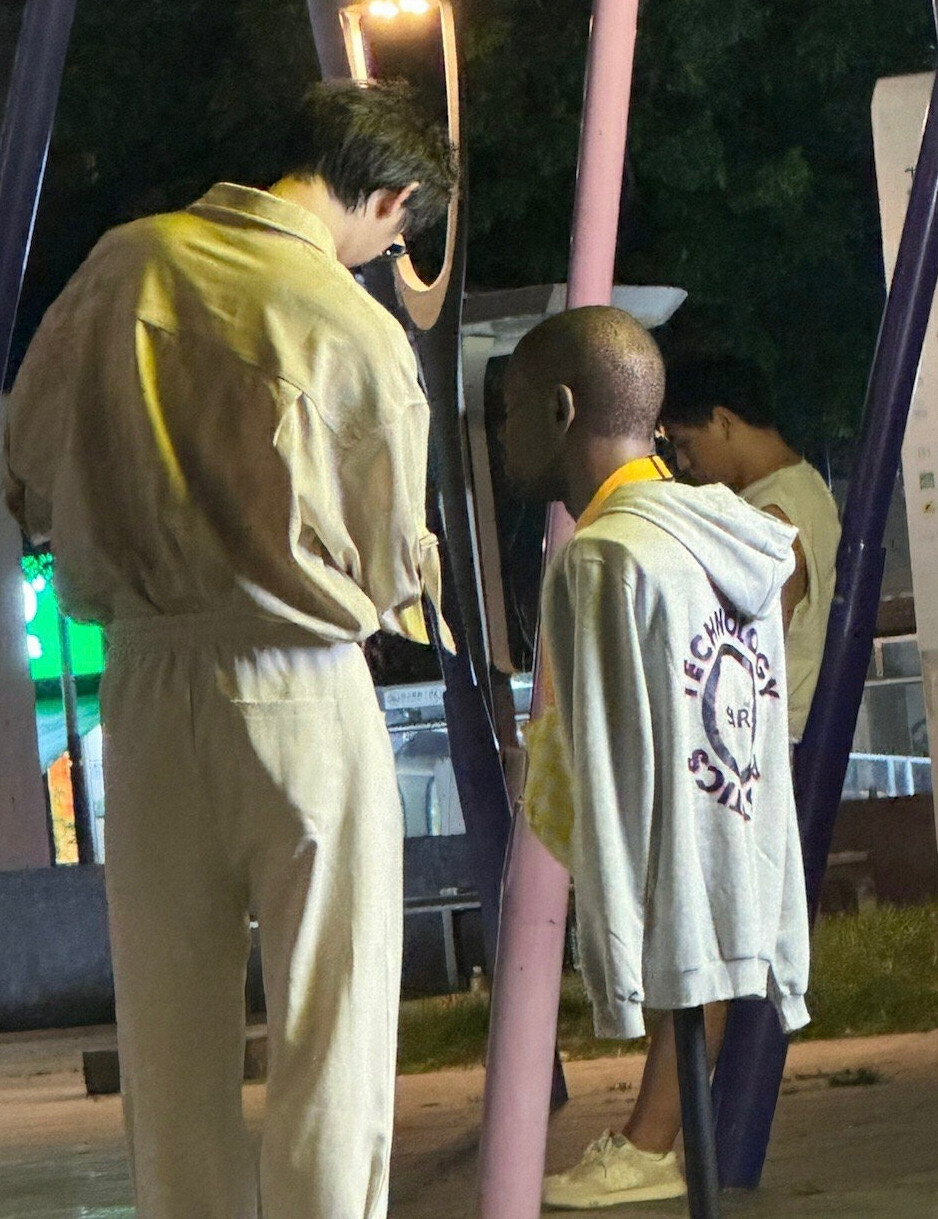 大晚上的确怪吓人的