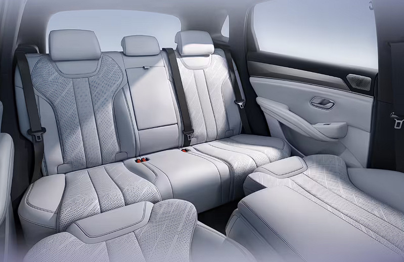 比亚迪宋UltraEV内饰正式公开，定位中型纯电SUV，主打年轻化与自驾场景：