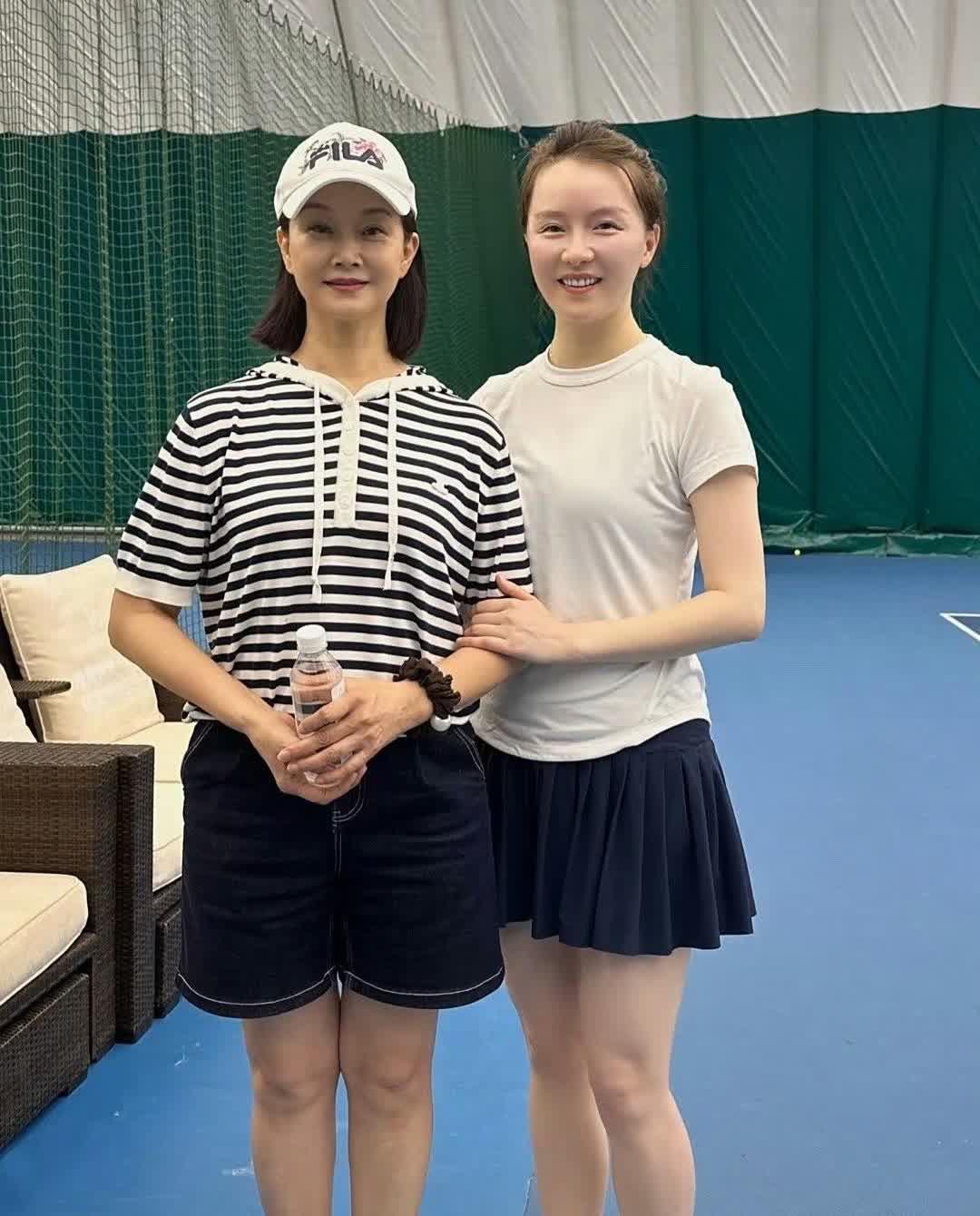 哇哦，这身体保养的也太好了吧！59岁宋祖英在北京打羽毛球，她的身材好苗条，皮