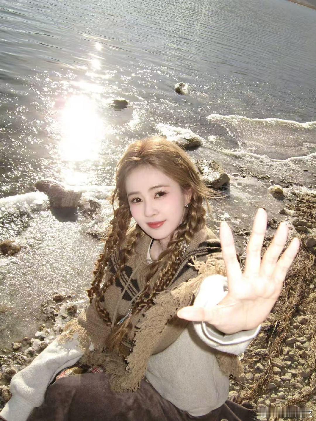 白鹿朝你走来的明媚姐姐亲爱的客栈2026白鹿这状态真的没话说，侧麻花造型灵动明