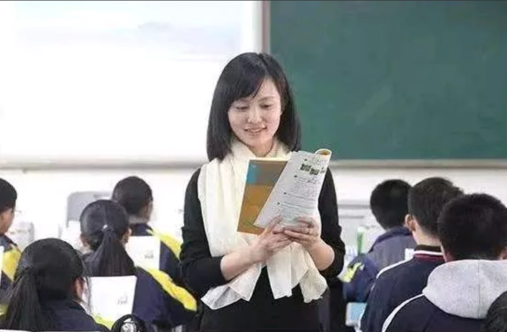 我们高一班级共有50人，其中30人是初中时入的团。现在高一又入了2人，老师说高二