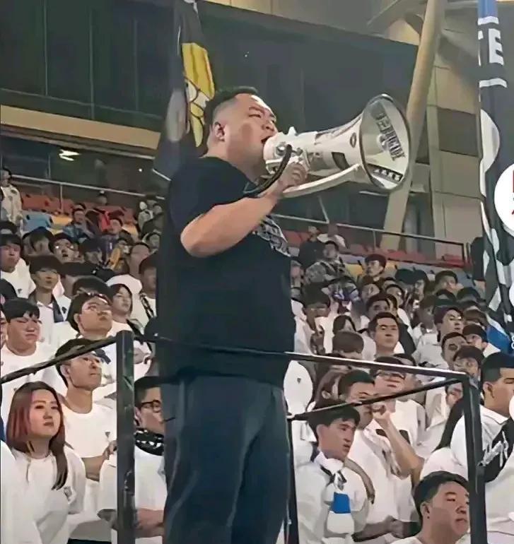 足球不仅是世界第一运动，也造就了一个特殊群体——足球流氓。昨天，中超天津对阵成