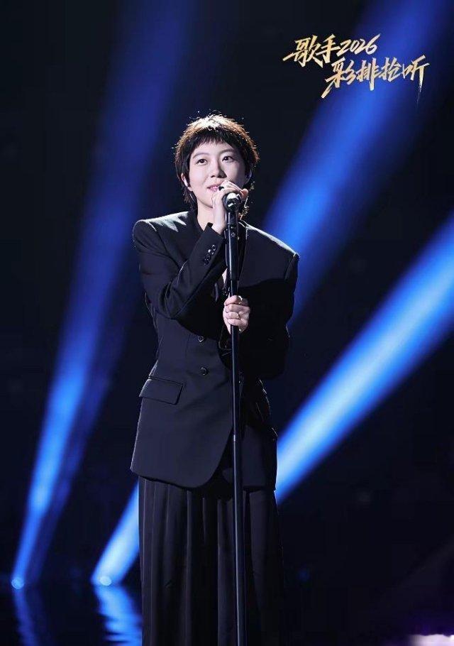 窦颖上台那一刻，全场都愣住了。她就站在侄女窦靖童身后，声音低低地托着，松弛又稳。