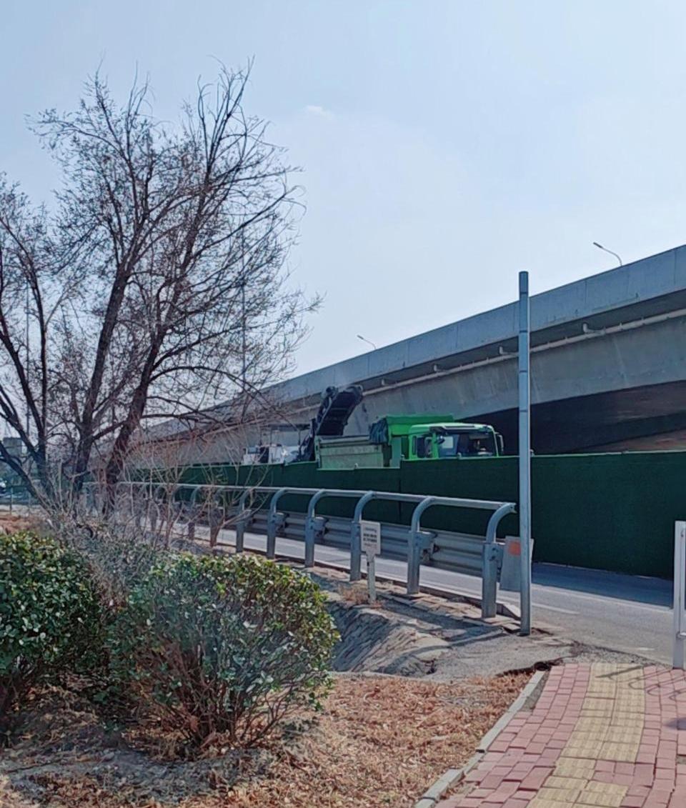 天津铁东北路辅路动工!2026完工，通勤时间或缩短20%！近日，天津铁东北路