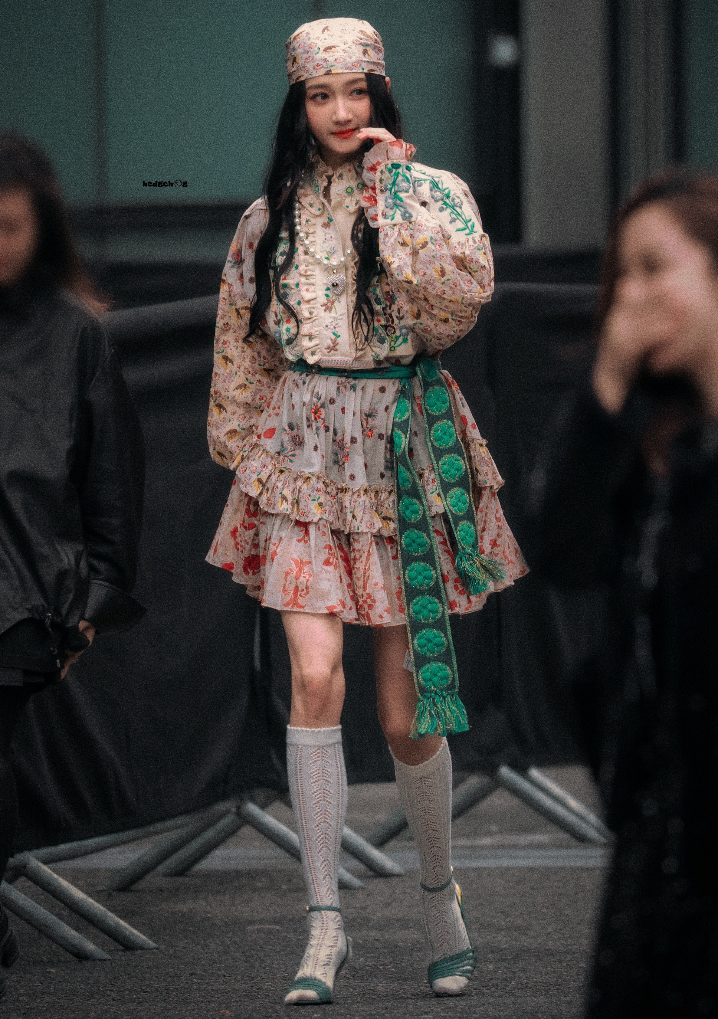 关晓彤，这大长腿配白色蕾丝中筒袜，个性魅力十足。关晓彤