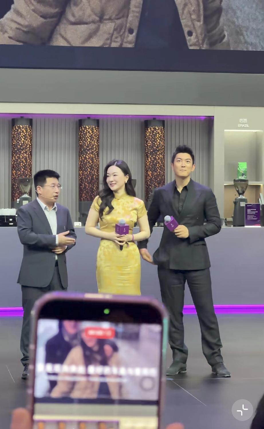 4月24日，霍思燕与杜江现身北京车展，路人镜头下杜江挺显年轻的，霍思燕是老了，身