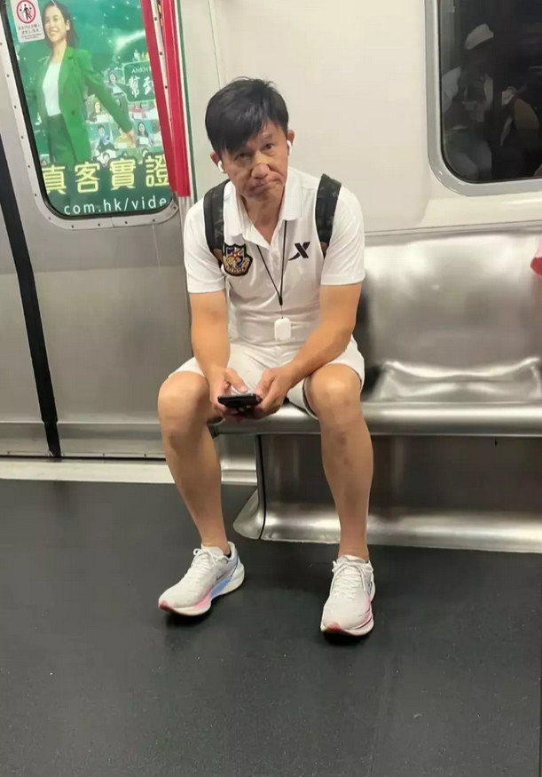 快来！竟然在地铁上遇到香港大明星了，还记得他演过为了一箱黄金，就把好兄弟给一枪爆