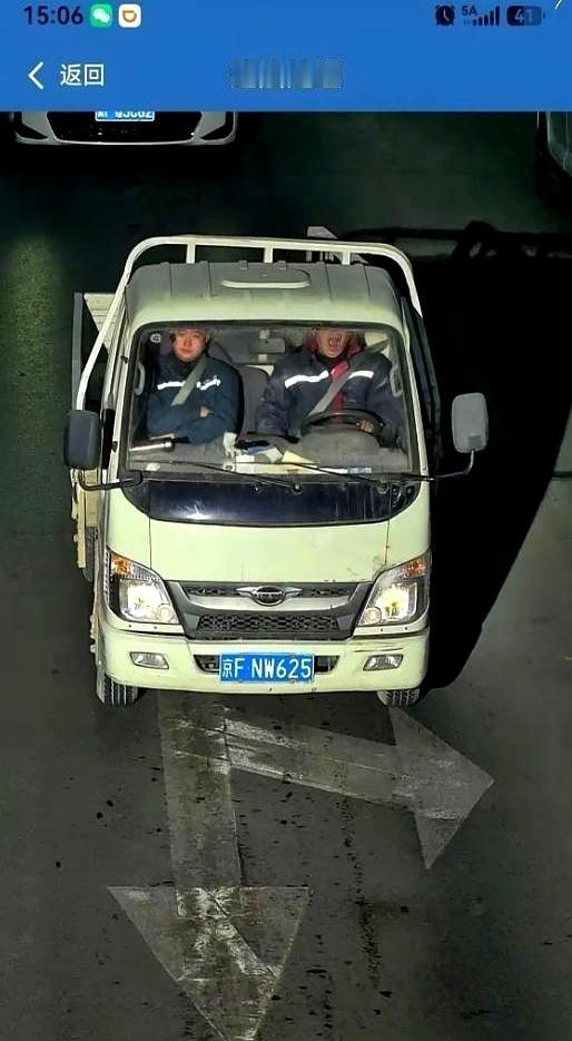 盯着那张抓拍来回看，路口干净得像刚擦过玻璃，车道、车牌、灯光都规矩，两个人安全带