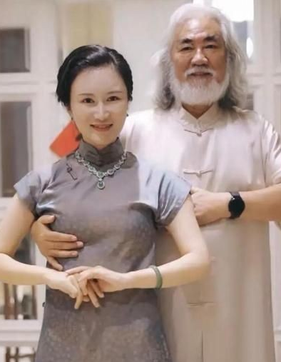 2003年，张纪中拍《天龙八部》，主题曲他思前想后想找王菲唱，于是便问她需要多少