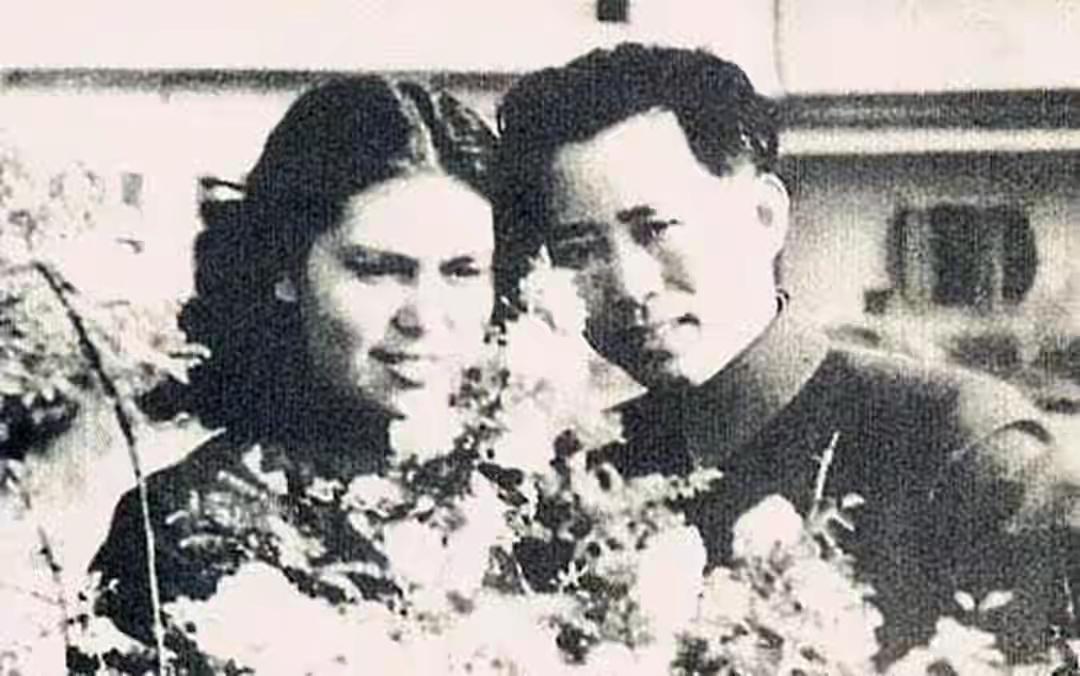 1939年秋天，远在苏联学习的刘亚楼，竟然得知，自己在延安的妻子和一位红军老干部