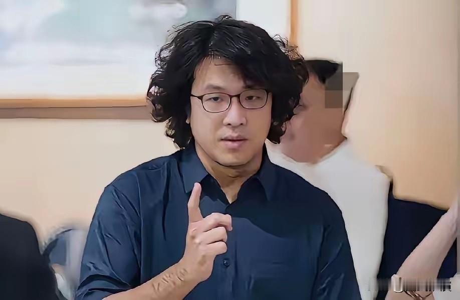 沈伯洋被民进党“立委”选为副干事长，干事长为庄瑞雄。沈伯洋是明确的“台独”顽