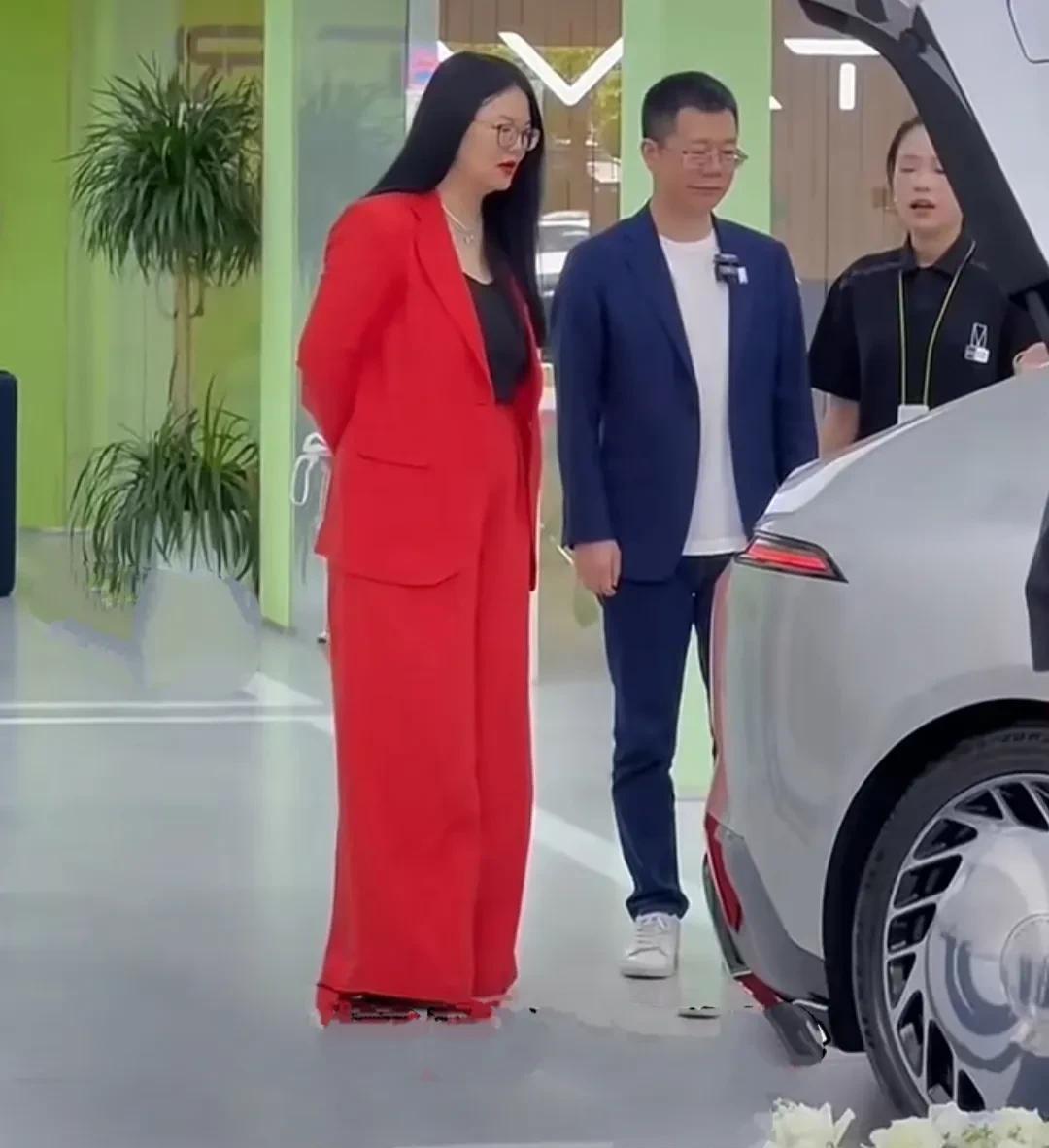 李湘为女儿王诗龄喜提新车，5月9日，快嘴李湘现身湖南长沙汽车体验中心，为王诗龄喜