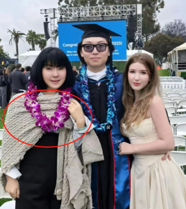 陈红炫耀儿子美国学校毕业，整感明显，穿衣突兀，儿子长得丑却能怀抱洋人美女。 