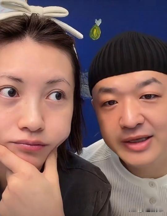 包贝尔说：“我是在18年19年买的房子。”网友说：“你家房子买在最高点了。”