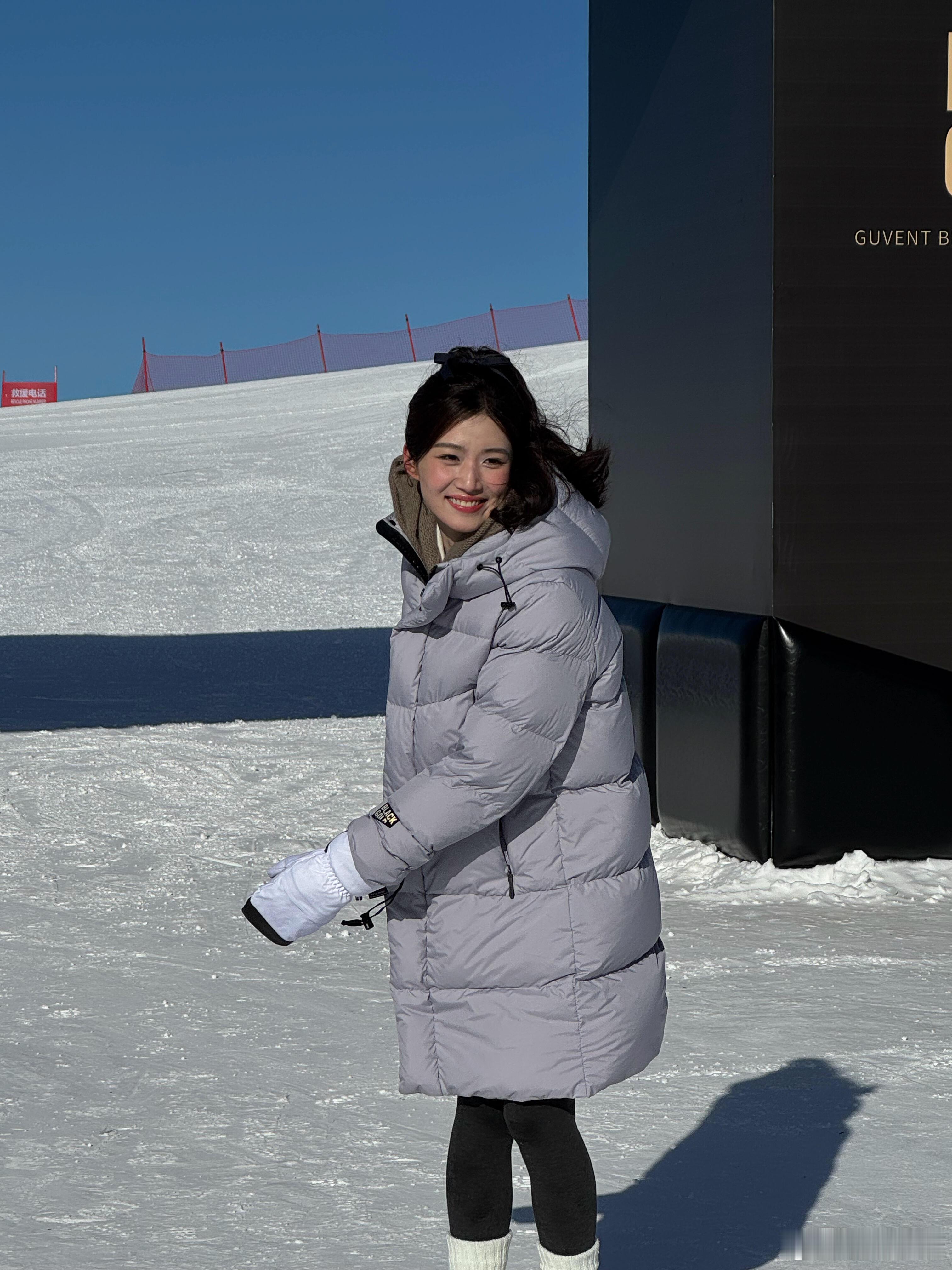 卢昱晓感受冬日滑雪的快乐！